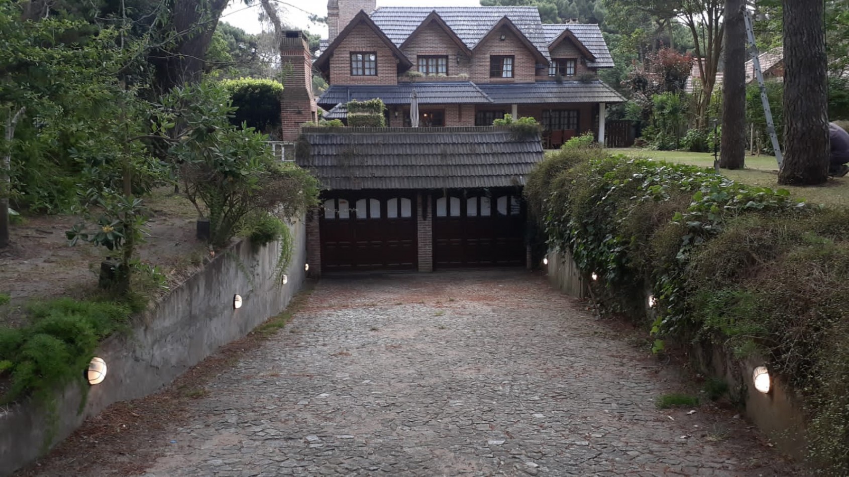 Amplia Casa en Alquiler Temporario Golf Nuevo, Pinamar: 5 Dormitorios, Gran Jardin y Galeria Cubierta 