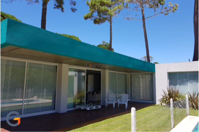 Casa en Alquiler Temporal de 4 Dormitorios, Amplio Living y Cocina Equipada, Parrilla Techada y Pileta. ¡Apto para 8 Personas! Ubicada en el Nuevo Barrio Alamos, PINAMAR