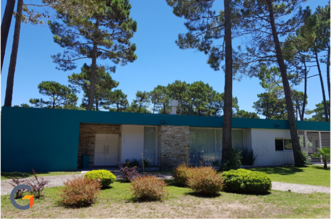 Casa en Alquiler Temporal de 4 Dormitorios, Amplio Living y Cocina Equipada, Parrilla Techada y Pileta. ¡Apto para 8 Personas! Ubicada en el Nuevo Barrio Alamos, PINAMAR