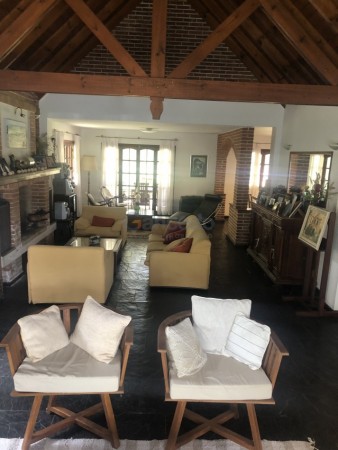 Amplia Casa en Alquiler Temporario Golf Nuevo, Pinamar: 5 Dormitorios, Gran Jardin y Galeria Cubierta 