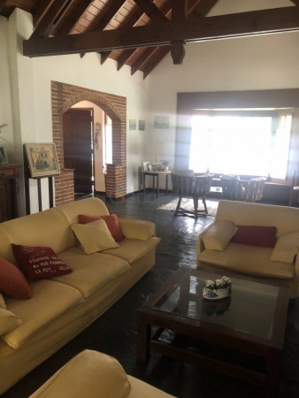 Amplia Casa en Alquiler Temporario Golf Nuevo, Pinamar: 5 Dormitorios, Gran Jardin y Galeria Cubierta 