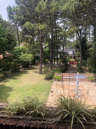 Amplia Casa en Alquiler Temporario Golf Nuevo, Pinamar: 5 Dormitorios, Gran Jardin y Galeria Cubierta 