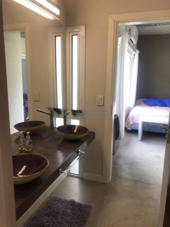 Casa en Alquiler Temporal de 4 Dormitorios, Amplio Living y Cocina Equipada, Parrilla Techada y Pileta. ¡Apto para 8 Personas! Ubicada en el Nuevo Barrio Alamos, PINAMAR