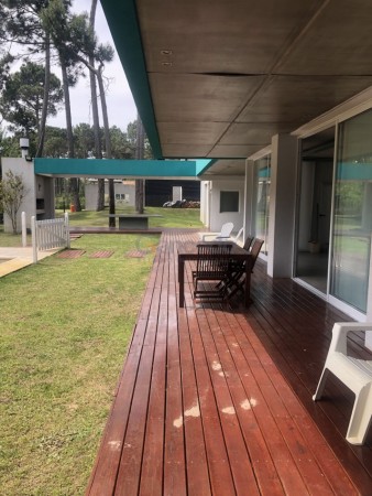 Casa en Alquiler Temporal de 4 Dormitorios, Amplio Living y Cocina Equipada, Parrilla Techada y Pileta. ¡Apto para 8 Personas! Ubicada en el Nuevo Barrio Alamos, PINAMAR