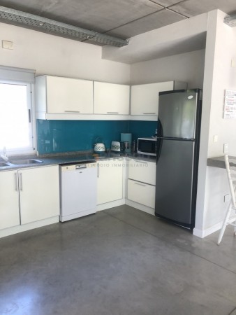 Casa en Alquiler Temporal de 4 Dormitorios, Amplio Living y Cocina Equipada, Parrilla Techada y Pileta. ¡Apto para 8 Personas! Ubicada en el Nuevo Barrio Alamos, PINAMAR