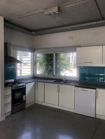 Casa en Alquiler Temporal de 4 Dormitorios, Amplio Living y Cocina Equipada, Parrilla Techada y Pileta. ¡Apto para 8 Personas! Ubicada en el Nuevo Barrio Alamos, PINAMAR