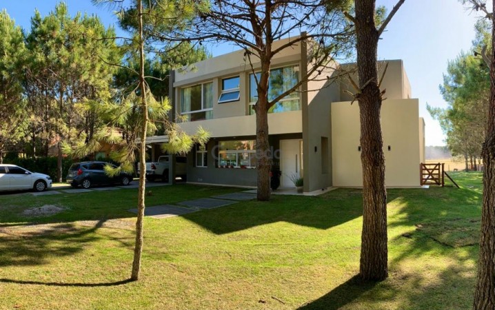  Casa en Venta en La Herradura, Pinamar: Arquitectura Elegante, Balcon con Vista a la Cancha de Polo y Pileta Climatizada