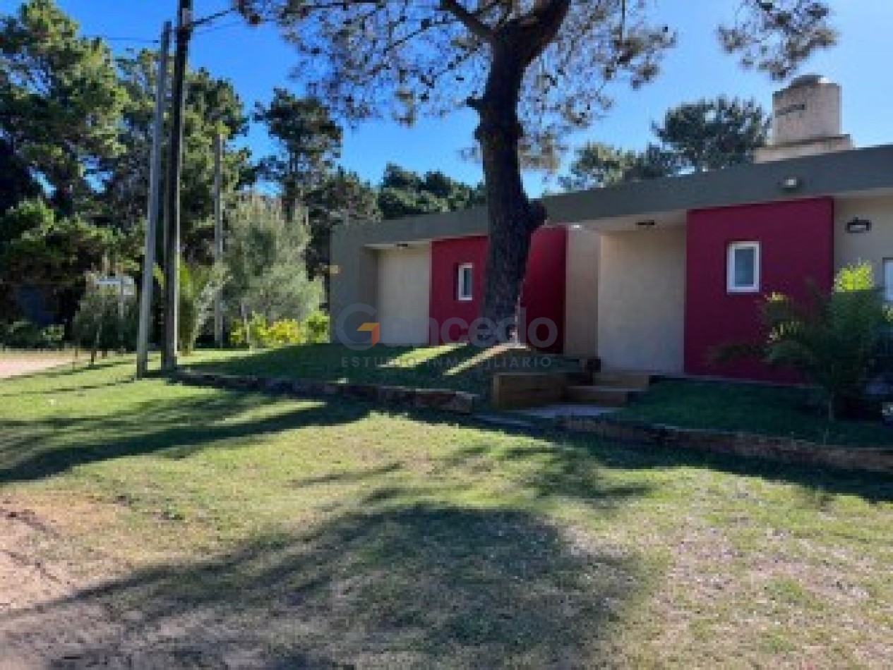 CASA EN VALERIA CON PILETA A UNA CUADRA DE CARILO