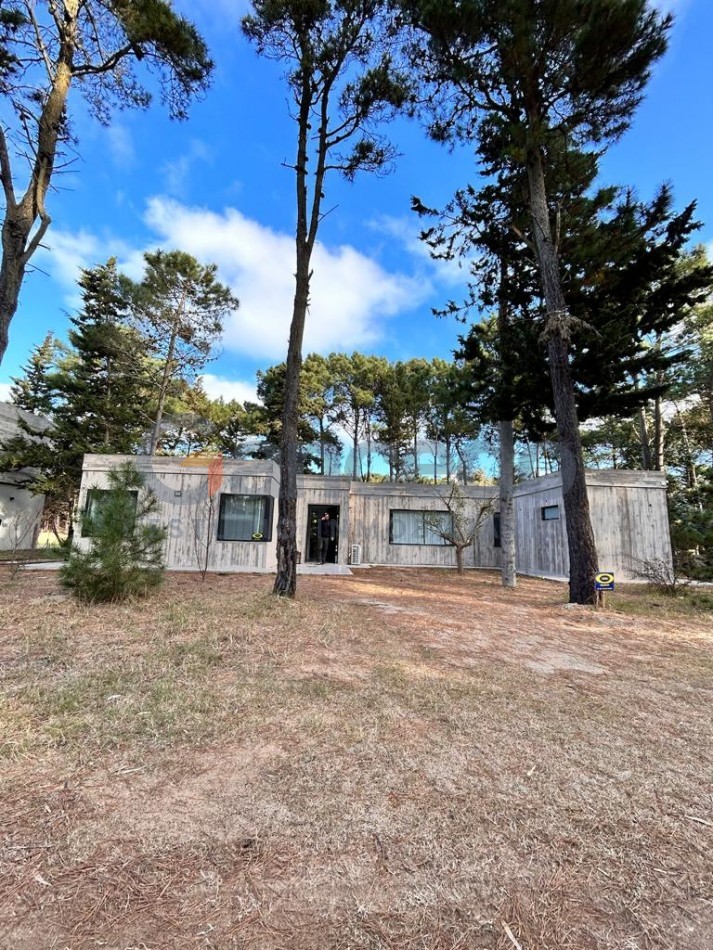 Casa en Venta Moderna de Hormigon en Isla del Golf Jardin tres dormitorios, Pinamar