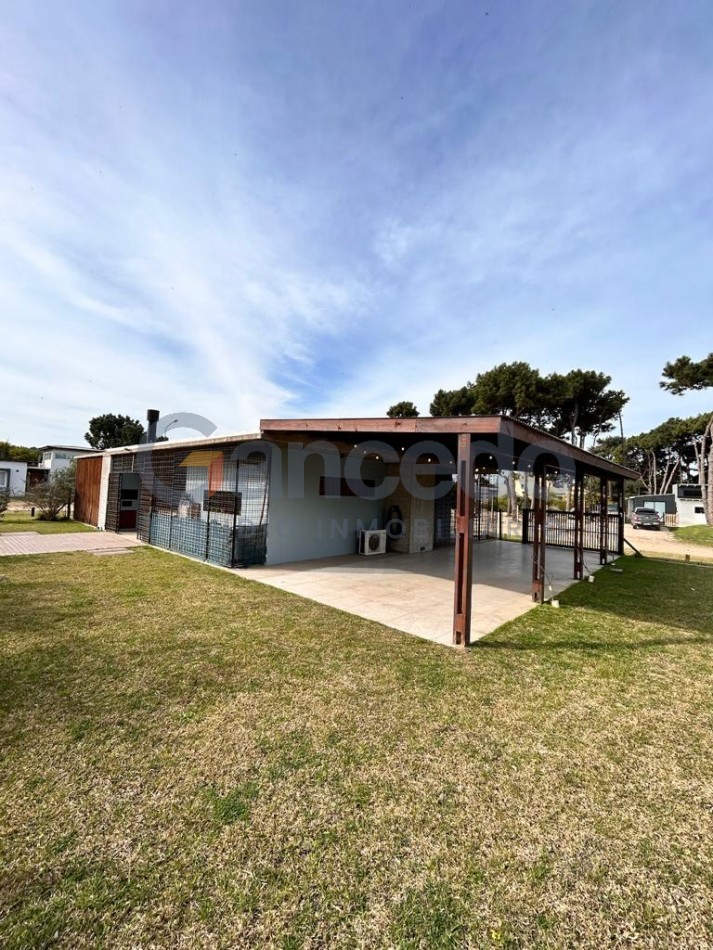 CASA MODERNA EN VENTA EN UNA PLANTA 8 PLAZAS BARRIO NAYADES PINAMAR