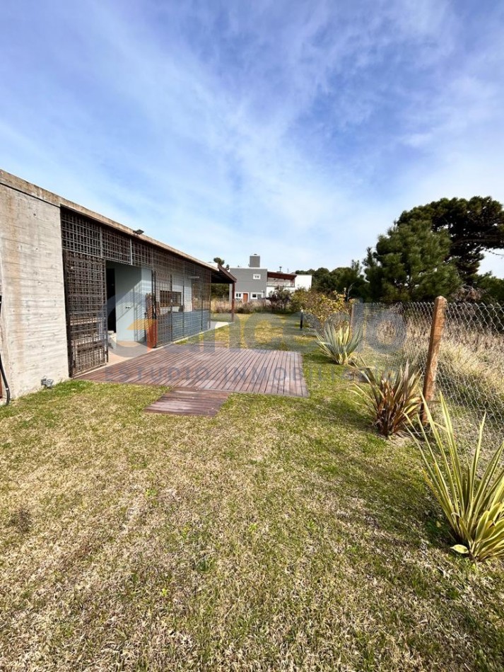 CASA MODERNA EN VENTA EN UNA PLANTA 8 PLAZAS BARRIO NAYADES PINAMAR