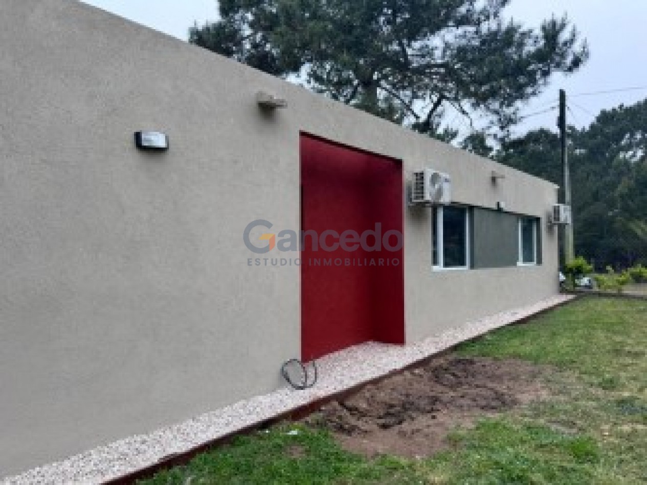 CASA EN VALERIA CON PILETA A UNA CUADRA DE CARILO