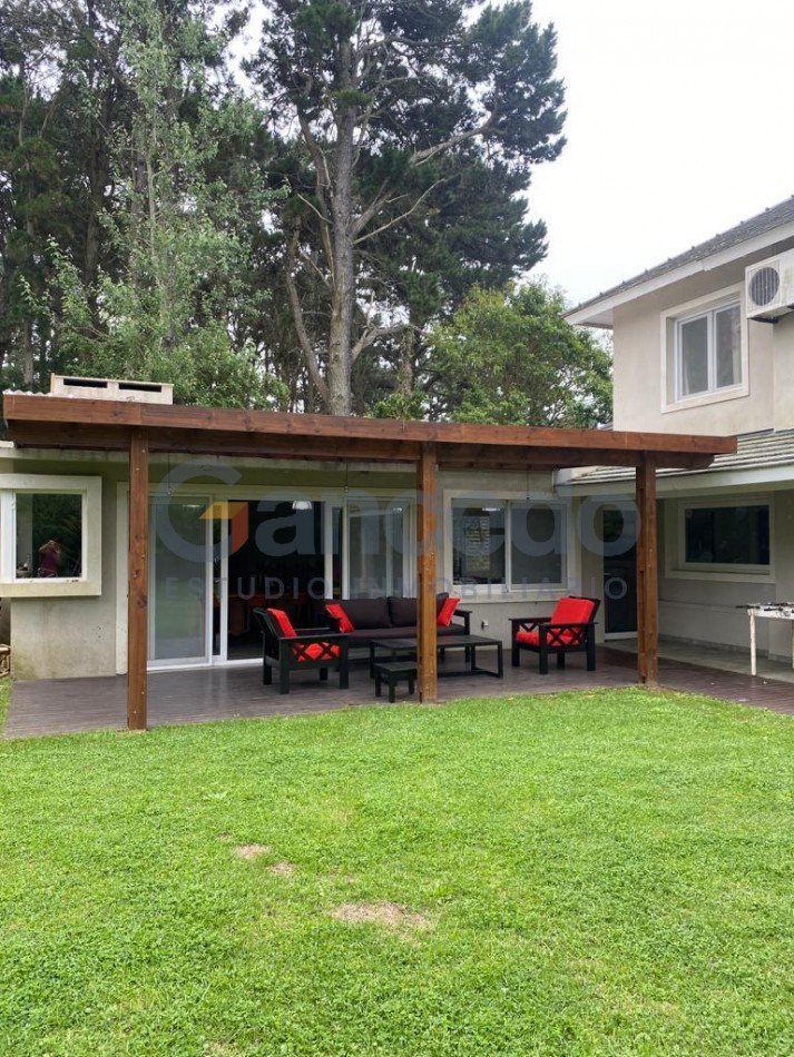 Alquiler Temporal: Casa de 3 Dormitorios con Quincho y Jardin en el Barrio Centro Golf