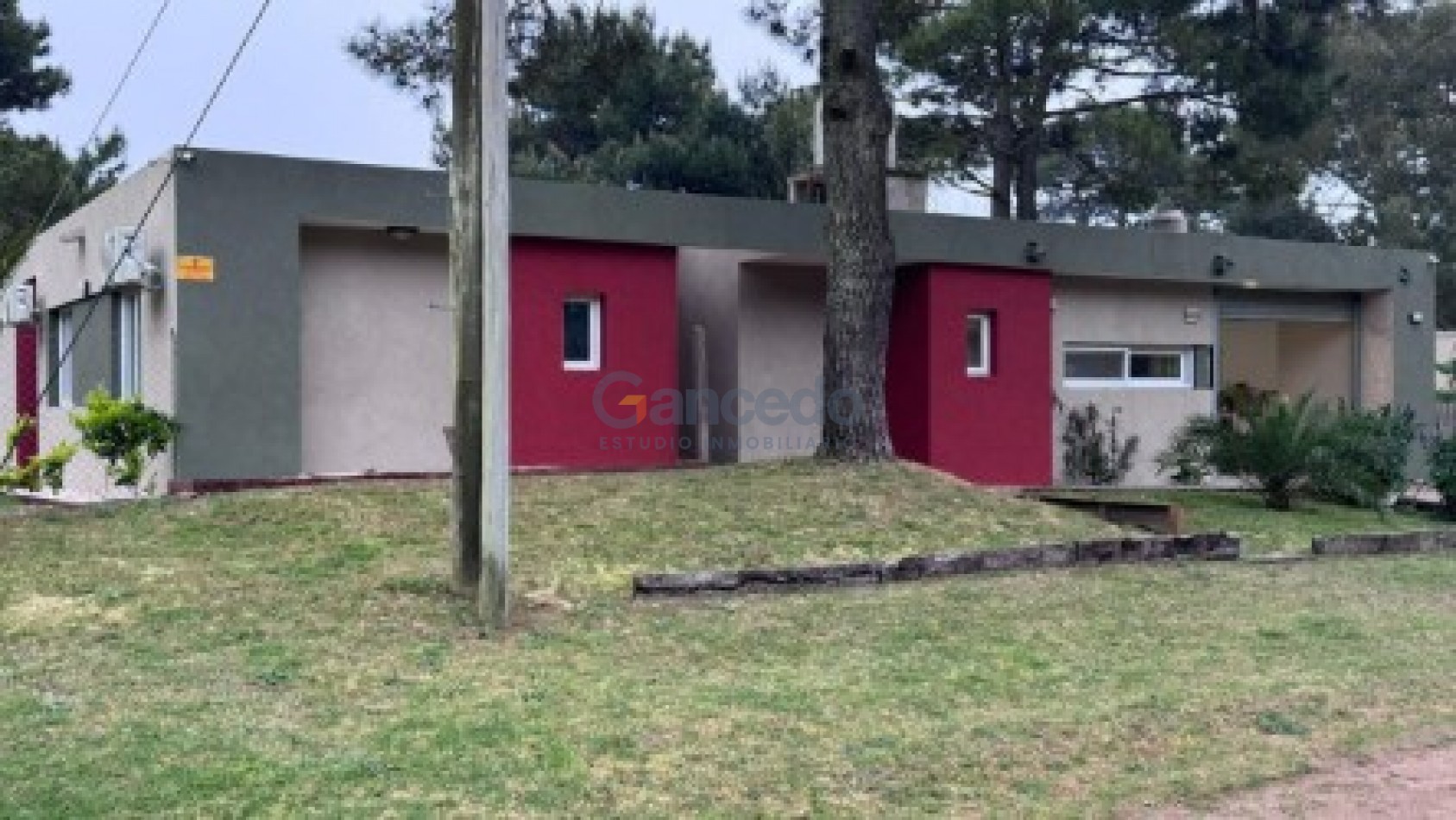 CASA EN VALERIA CON PILETA A UNA CUADRA DE CARILO