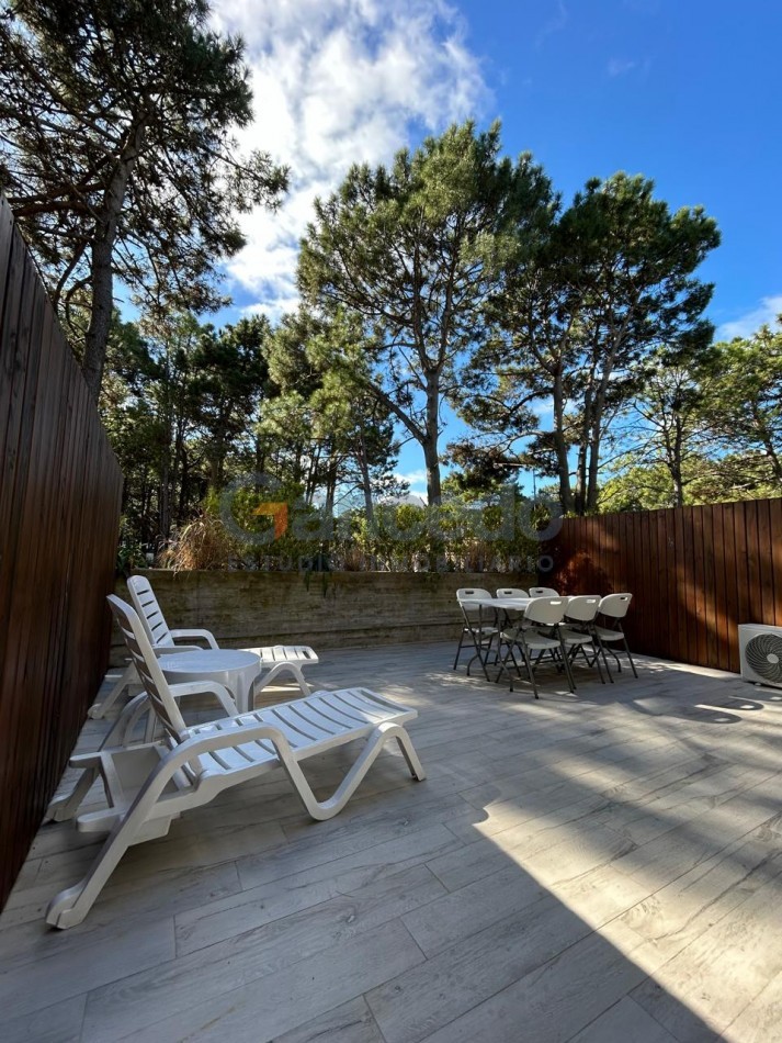 DEPTO AL BOSQUE EN VENTA CON SERVICIOS EXCLUSIVOS EN PINAMAR COMPLEJO ZEUS