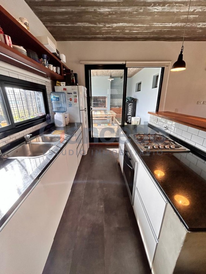 CASA MODERNA EN VENTA EN UNA PLANTA 8 PLAZAS BARRIO NAYADES PINAMAR