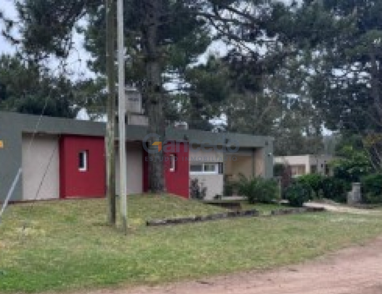 CASA EN VALERIA CON PILETA A UNA CUADRA DE CARILO