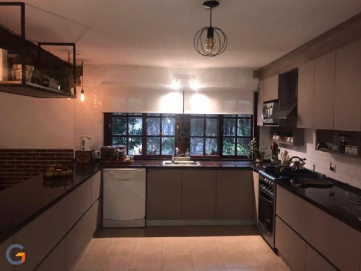 Amplia Casa en Alquiler Temporario Golf Nuevo, Pinamar: 5 Dormitorios, Gran Jardin y Galeria Cubierta