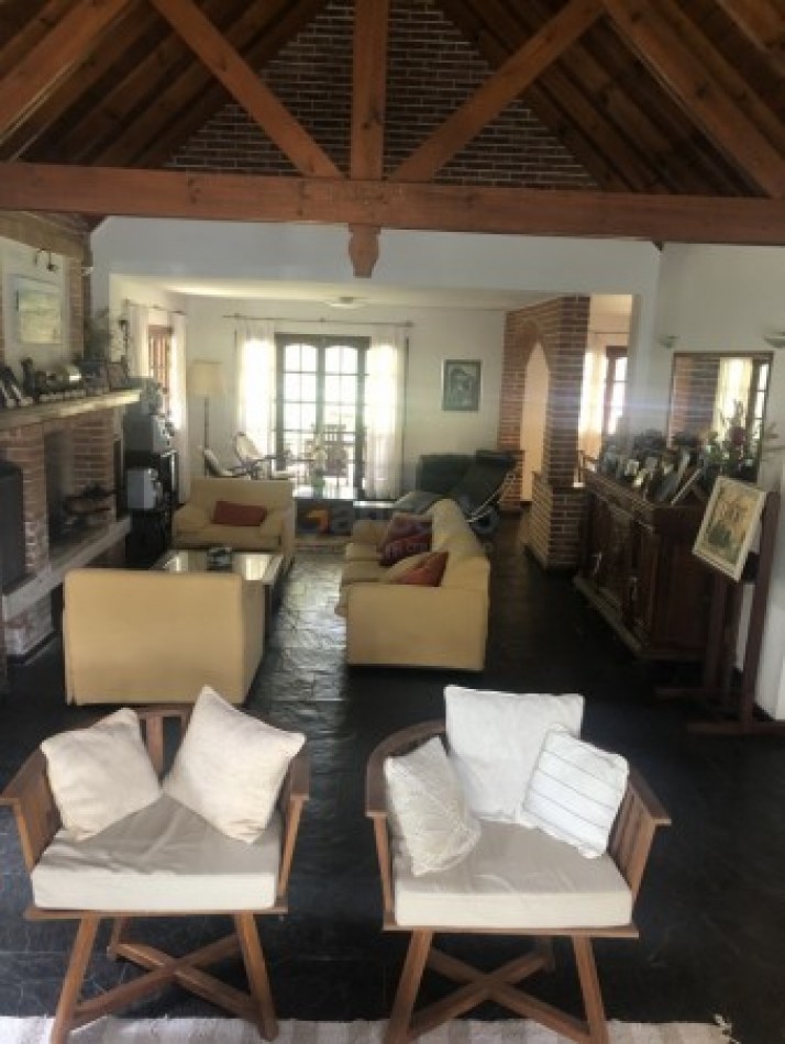 Amplia Casa en Alquiler Temporario Golf Nuevo, Pinamar: 5 Dormitorios, Gran Jardin y Galeria Cubierta