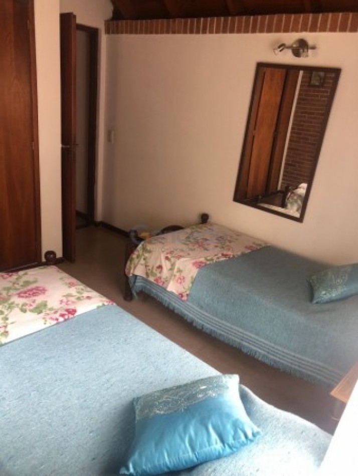 Amplia Casa en Alquiler Temporario Golf Nuevo, Pinamar: 5 Dormitorios, Gran Jardin y Galeria Cubierta