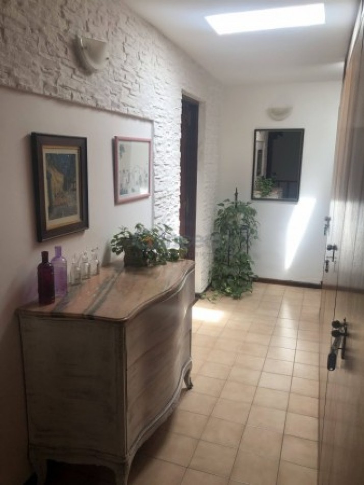 Amplia Casa en Alquiler Temporario Golf Nuevo, Pinamar: 5 Dormitorios, Gran Jardin y Galeria Cubierta