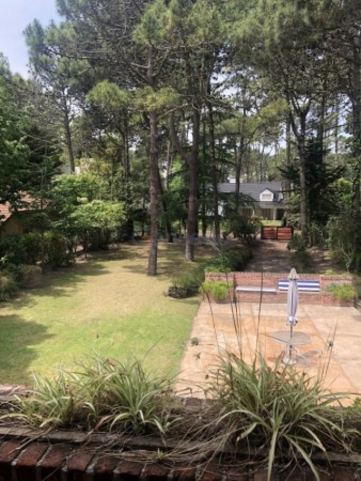 Amplia Casa en Alquiler Temporario Golf Nuevo, Pinamar: 5 Dormitorios, Gran Jardin y Galeria Cubierta