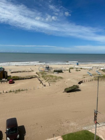 Alquila Departamento Frente al Mar en Pinamar con Vistas Impresionantes y Espacios Comodos. Pileta y Cocina Equipada