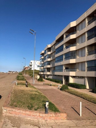 Alquila Departamento Frente al Mar en Pinamar con Vistas Impresionantes y Espacios Comodos. Pileta y Cocina Equipada