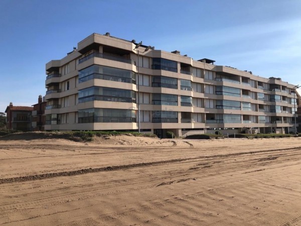 Alquila Departamento Frente al Mar en Pinamar con Vistas Impresionantes y Espacios Comodos. Pileta y Cocina Equipada