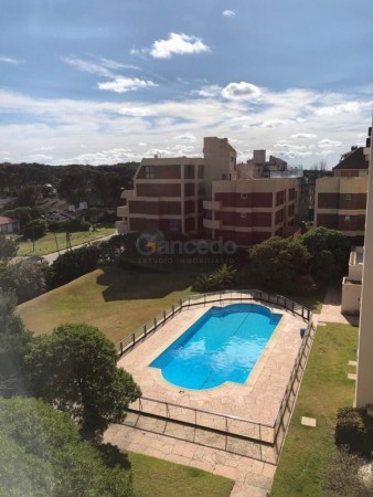 Alquila Departamento Frente al Mar en Pinamar con Vistas Impresionantes y Espacios Comodos. Pileta y Cocina Equipada