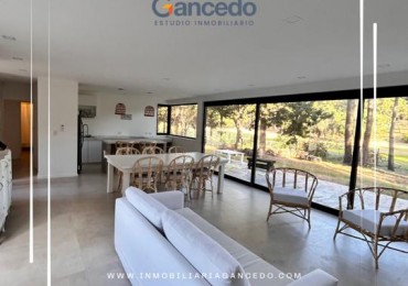 Alquiler Temporal: Casa de 3 Dormitorios en Isla del Golf, Pinamar: Rodeada de Bosque, Con Diseño Minimalista y Todas las Comodidades