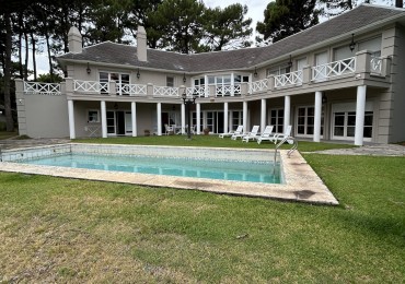  OPORTUNIDAD A LA VENTA Casa de Lujo con Vista al Golf, Pileta y Quincho: en tres lotes, Diseño  y Comodidad en Pinamar