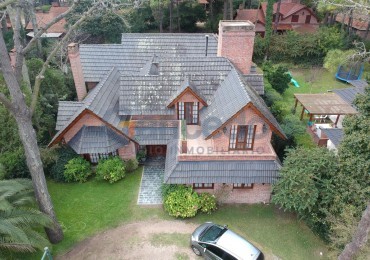 Amplia Casa en Alquiler Anual Golf Nuevo, Pinamar: 5 Dormitorios, Gran Jardin y Galeria Cubierta 