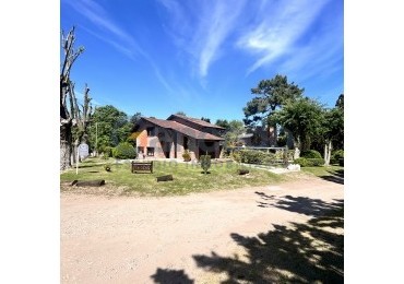 Alquiler Temporal en Pinamar: Casa Estrategicamente Ubicada esq Tiburon y Sirena, Cerca de Playa y Centro, Ideal para 8 Personas