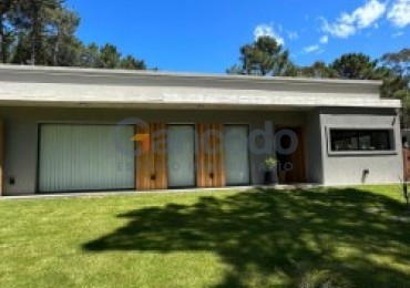  MODERNA CASA CON PILETA BARRIO ALAMOS PINAMAR