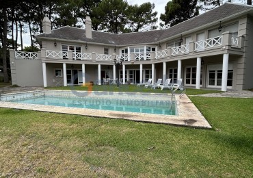  OPORTUNIDAD A LA VENTA Casa de Lujo con Vista al Golf, Pileta y Quincho: en tres lotes, Diseño  y Comodidad en Pinamar