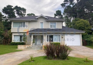 Alquiler Temporal: Casa de 3 Dormitorios con Quincho y Jardin en el Barrio Centro Golf