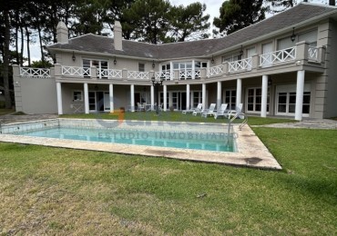 Casa con Vista al Golf, Pileta y Quincho: en tres lotes, Diseño y Comodidad en Pinamar.